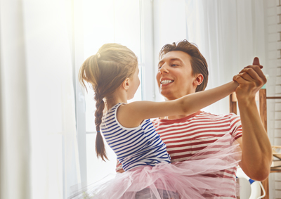 Padre e hija bailando