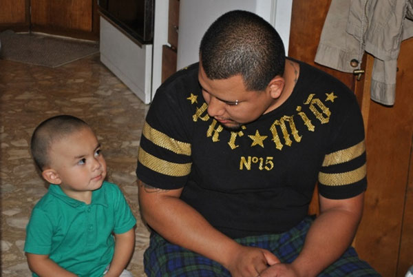 Padre e hijo sentados en el suelo